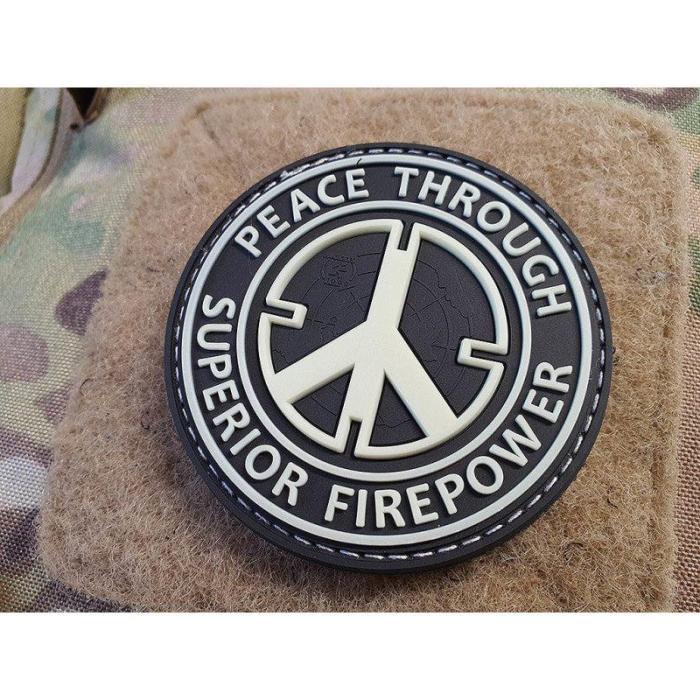 Nášivka PEACE THROUGH SUPERIOR FIREPOWER plast velcro GLOW IN THE DARK